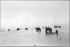 Fischer am Strand beim Trailern ihrer Fischerboote